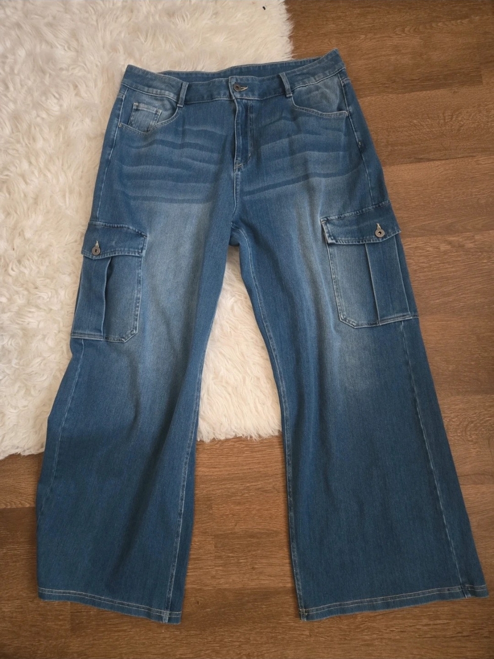 Wide Leg Cargo Jeans in Medium Blue